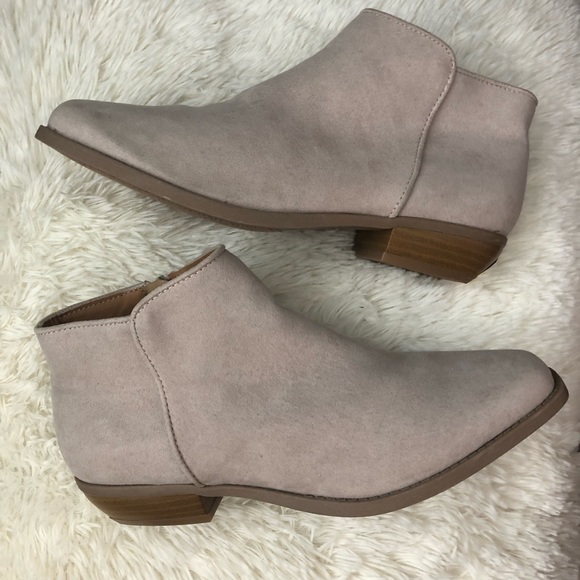 Qupid Shoes - NWOT Qupid cream/gray booties